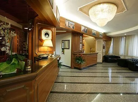 Alexander فندق 4*