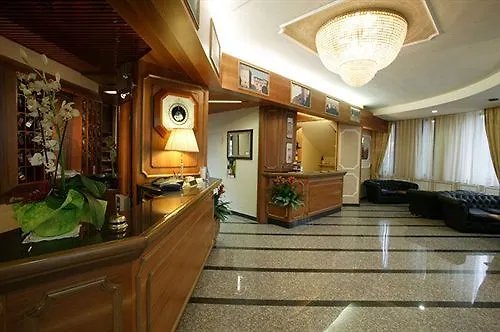 Alexander فندق 4*